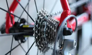 Przeskakujący łańcuch w rowerze? Napraw to sam! Poradnik eksperta