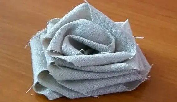 Jak uszyć różę z materiału? Prosty poradnik krok po kroku!