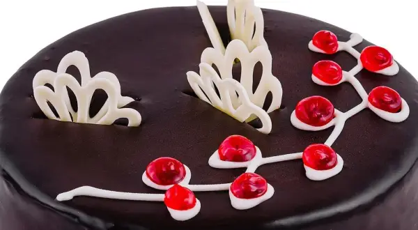 Piękne dekoracje na tort z kremu? Poradnik krok po kroku!