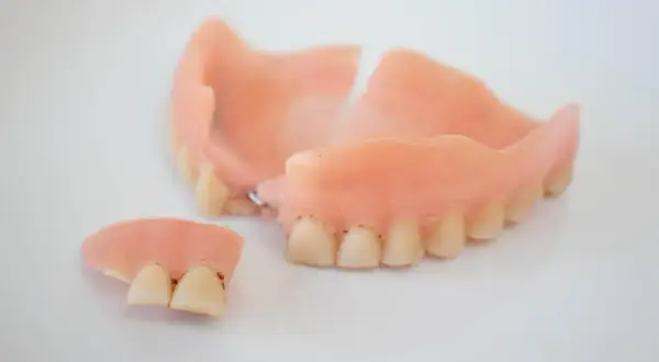 Pęknięta proteza zębowa: Czym skleić? Nigdy nie używaj Super Glue!
