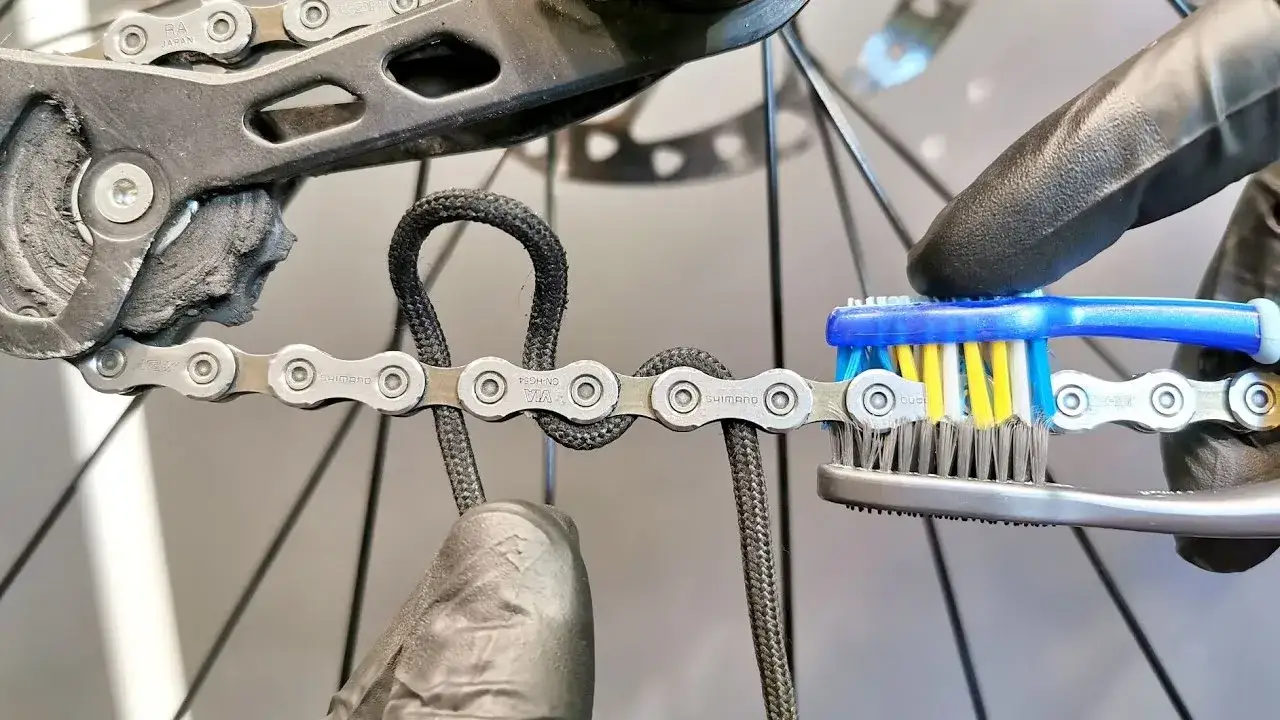 czyszczenie i smarowanie łańcucha rowerowego