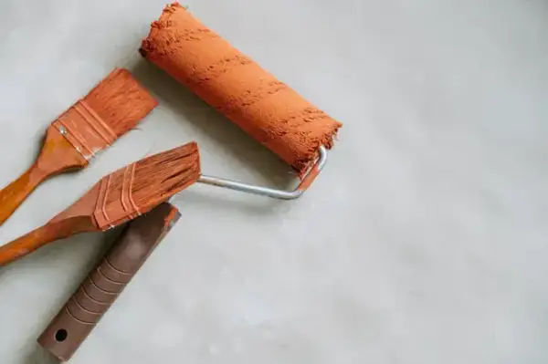 Styropian i farby: Jak malować, by nie stopić ozdób?